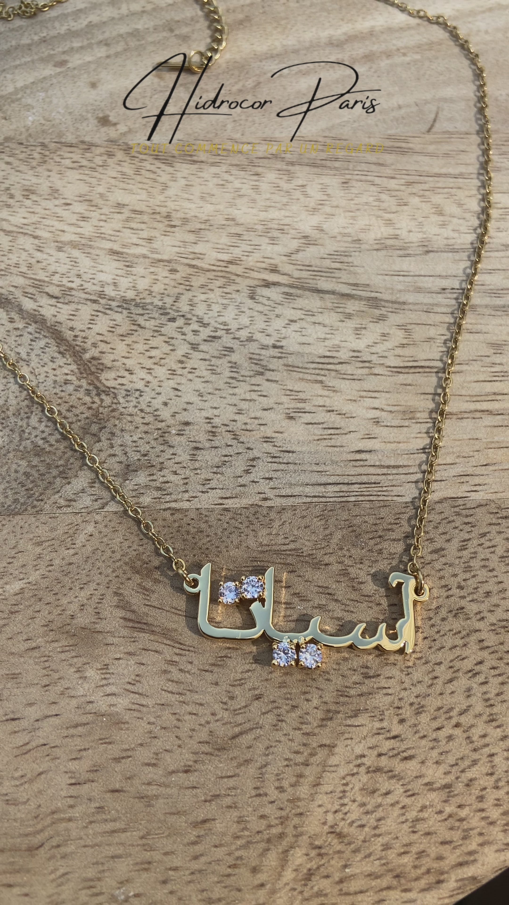 Charger la vidéo : colliers personnalisables en calligraphie arabe. Disponibles en plaqué or 18k, argent 925 et rose gold.